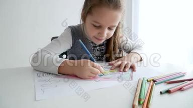 小女孩在白色的房间里<strong>画画</strong>。 7岁的女孩在家里在一张纸上<strong>画画</strong>。